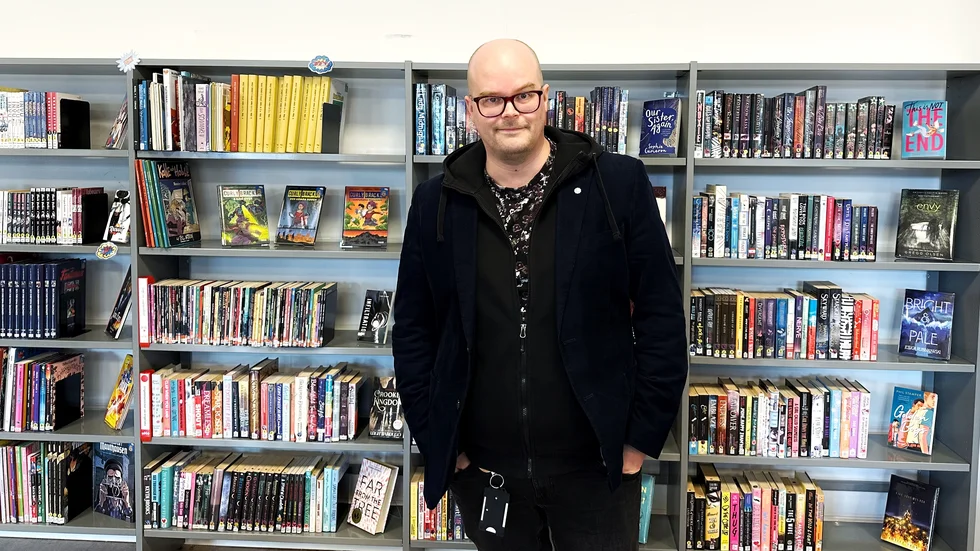 Sebastian Laudon är ny ungdomsbibliotekarie på Åtvidabergs bibliotek.