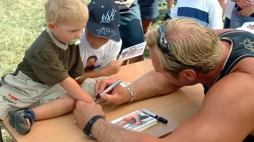 Lille Gabriel Nannesson, 2,5 år, ville liksom hundratals andra ha en autograf av gladiatorn Atlas. Men på frågan om han ville sitta i knät på den starke killen, skakade Gabriel bestämt på huvudet.