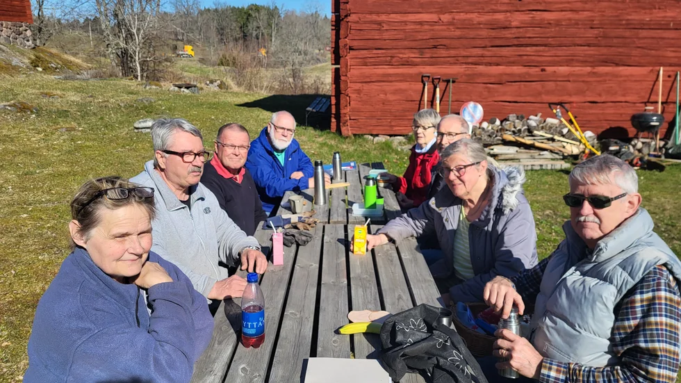 Fikapaus under vårstädningen. Från vänster Maria Ekholm, Jan-Erik Fors, Åke Hellman, Arne Carlsson, Marianne Persson, Hans-Gösta Carlsson, Karin Fors och Lars Cederulf.
