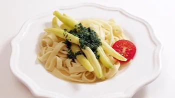 Färsk pasta, nyskördade vaxbönor och några droppar smält smör smaksatt med massor av kryddgrönt är snudd på en delikatess.Foto: Dan Strandqvist
