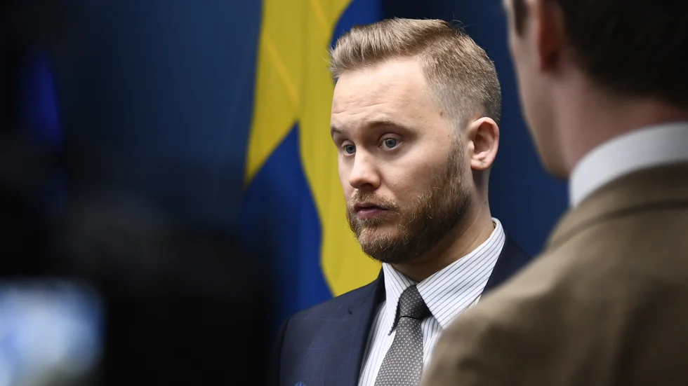 Sverigedemokraternas Henrik Vinge blir ny ordförande för trygghetsberedningen där samtliga riksdagspartier sitter. Beredningen får ett nytt uppdrag och Vinge lämnar tillsvidare som gruppledare för SD.