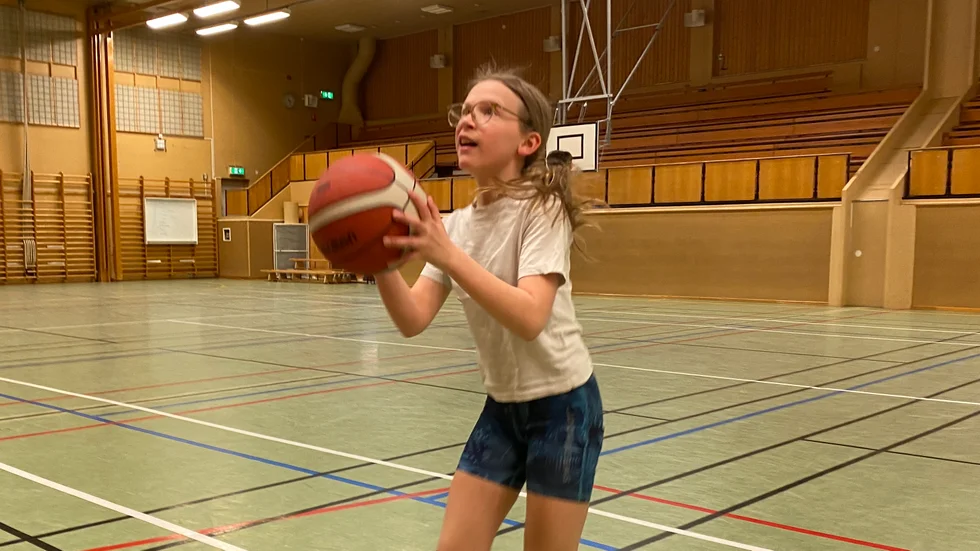 Stina Almén siktar in sig på korgen.