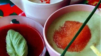 Kylda soppor är sommarens melodi: Till vänster jordgubbsgazpacho till efterrätten, i mitten svalkande yoghurt- och gurksoppa och till höger avokadosoppa med löjrom.