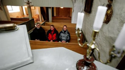 En del av kyrkorådet på plats i kyrkbänken: Jan-Christer Lind tillsammans med Ingrid Tillgren och Peter Tillgren.