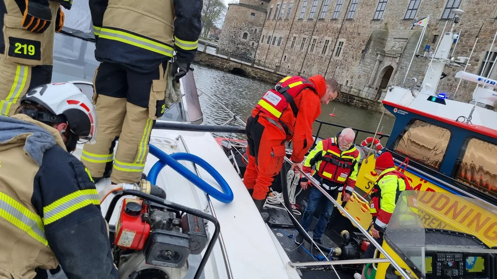 Räddningstjänst och sjöräddningssällskapet ryckte ut då en båt i Vadstena hamn börjat ta in vatten.
