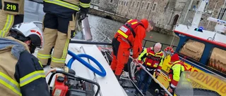 Båt tog in vatten vid Stenbryggan