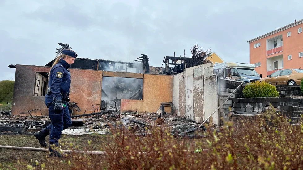 Natten mot 1 maj totalförstördes en villa i Mjölby. Branden tros ha startat i en gasolgrill.