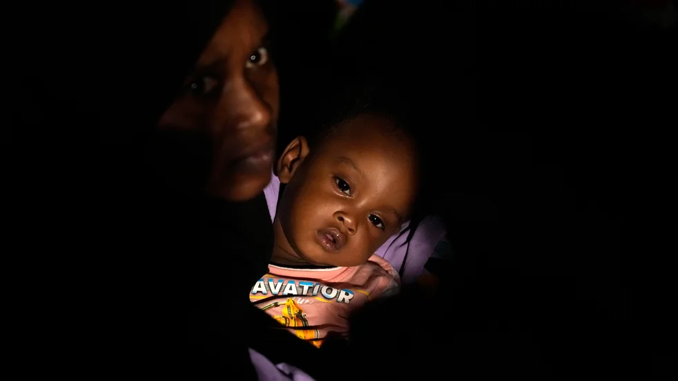 Sudaneser på flykt undan striderna väntar på att få gå ombord på ett saudiskt militärfartyg till i kuststaden Port Sudan den 2 maj.