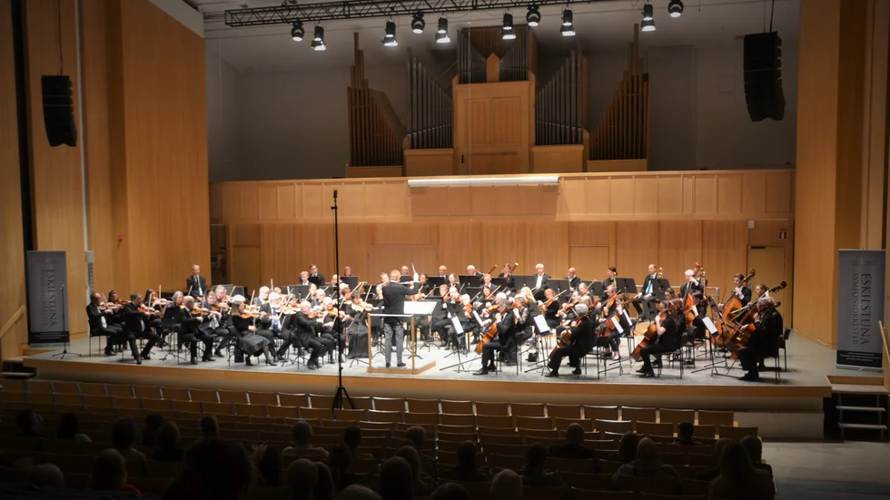 En 70-hövdad orkester hade tagit plats i Konserthallen i lördags, tillfälligt förstärkta av 20 musiker ur tyska Erlanger Kammerorchester.