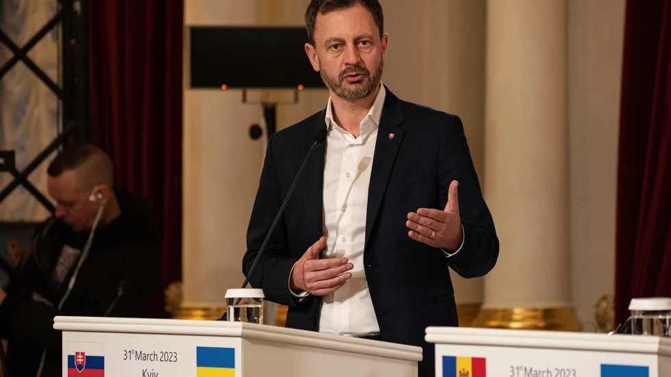 Slovakiens premiärminister Eduard Heger talar vid en presskonferens tillsammans med Moldaviens president Maia Sandu och Ukrainas dito Volodymyr Zelenskyj i mars. Arkivbild.