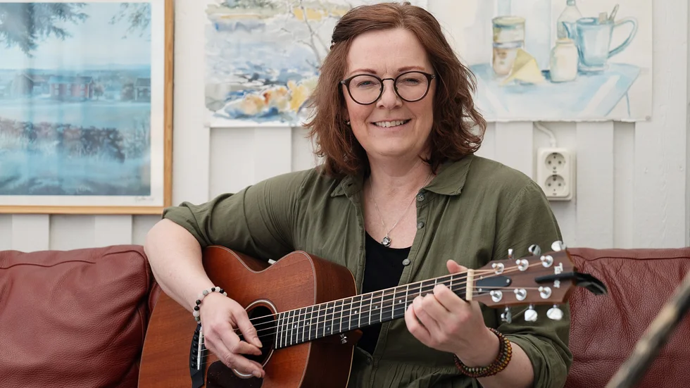 49-åriga Anna Sellén började skriva låtar efter att en Facebook-uppdatering fått folk att ge henne beröm för sin text. På sin 50-årsdag släpps låten på hennes debutalbum.