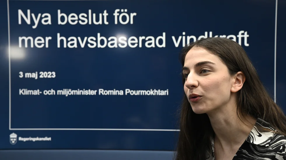 Klimat- och miljöminister Romina Pourmokhtari (L) har tidigare varit väldigt entusiastisk om havsvindkraftens potential. Men de senaste beskeden från regeringsunderlaget ger ett helt annat intryck.