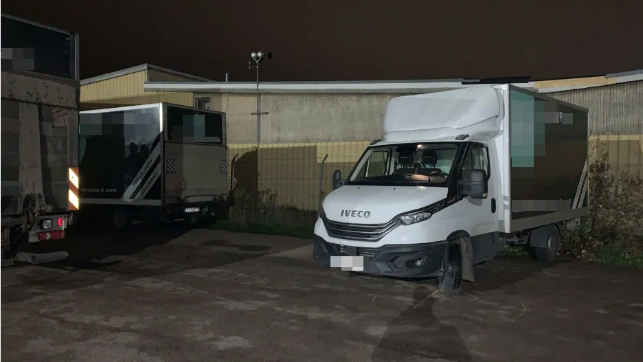 Den 55-årige mannen stal, enligt åklagaren, en lastbil. Färden tog dock snabbt slut när han backade in i ett stängsel. (Bilden är hämtad ur förundersökningen.) 