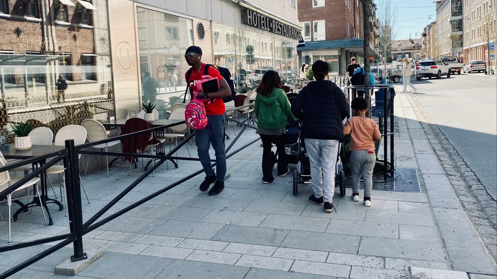Insändarskribenten tycker att det har blivit trångt på trottoaren på Drottninggatan, sedan en restaurang satt upp sin uteservering.