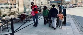 Uteservering hindrar framkomligheten på nya trottoaren