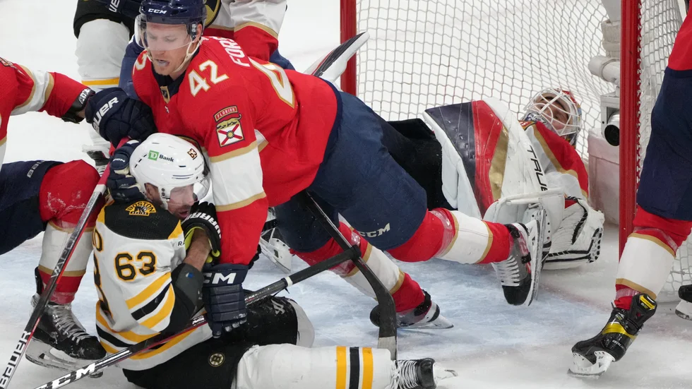 Gustav Forsling (nummer 42) skrällde återigen och har nu tvingat fram en helt avgörande match 7 mot Boston Bruins. Den spelas 00:30 natten till måndag.