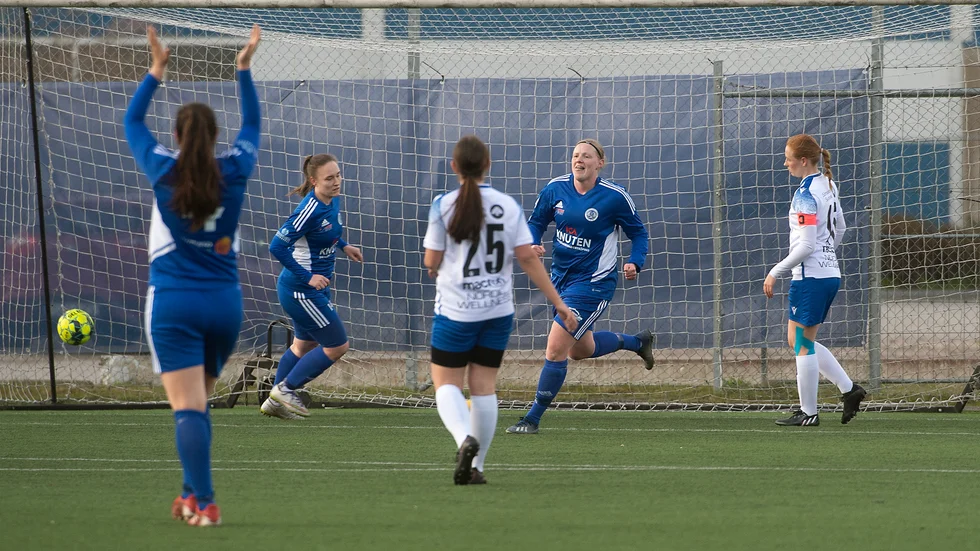 Hargs Natalie Öberg efter sitt 2-0-mål som kom redan i den sjätte matchminuten. Öberg var en av HBK:s matchvinnare i derbyt mot IFK Nyköping.
