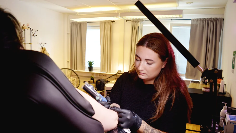 Matilda Eriksson har haft brant uppförsbacke under många år. Nu ser hon framåt och trivs med företaget. 