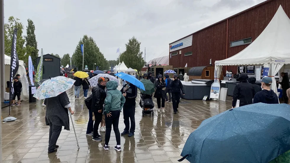 Nolia-besökarna fick plocka fram sina paraplyer under helgen.