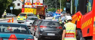 Fem personer drabbade i omfattande trafikolycka – en till sjukhus