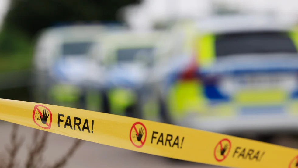 Räddningstjänst och nationella bombskyddet på plats vid ett flerfamiljshus i Trelleborg efter att farligt föremål hittats utanför en port i Sockerbruksområdet. Ett viktigt meddelande till allmänheten utfärdades.