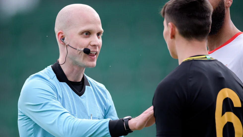 Under helgen ska Norsjösonen Pontus Olofsson döma sin första match i Superettan.