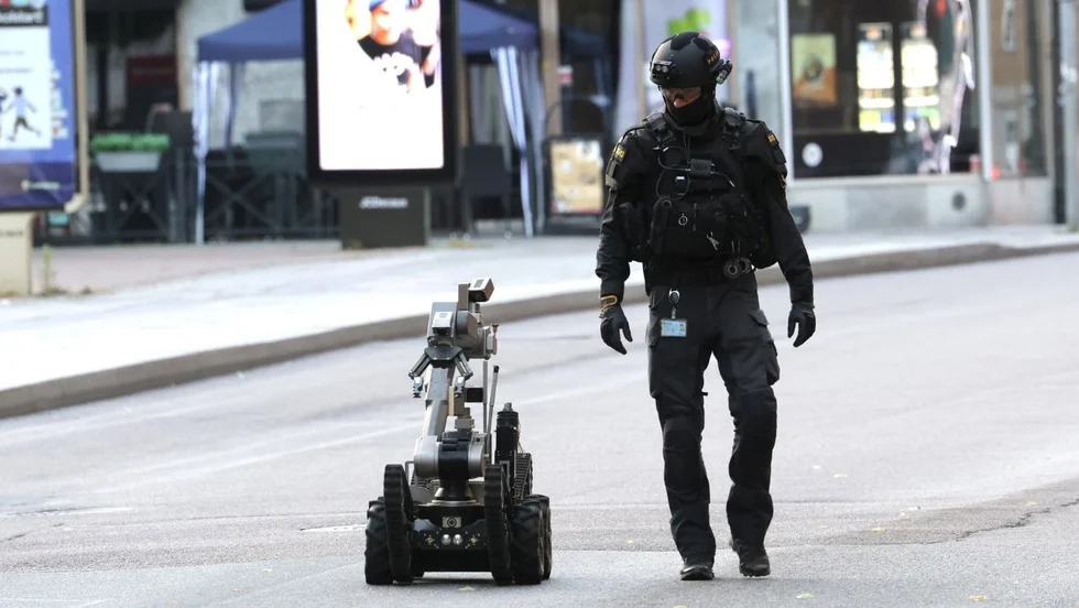 Nationella bombskyddet kom med sin robot för att ta hand om föremålet.  