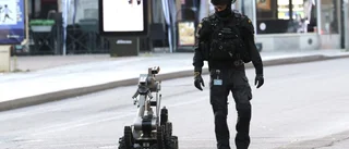TV: Se hur polisens bombrobot hämtar "farliga" föremålet 