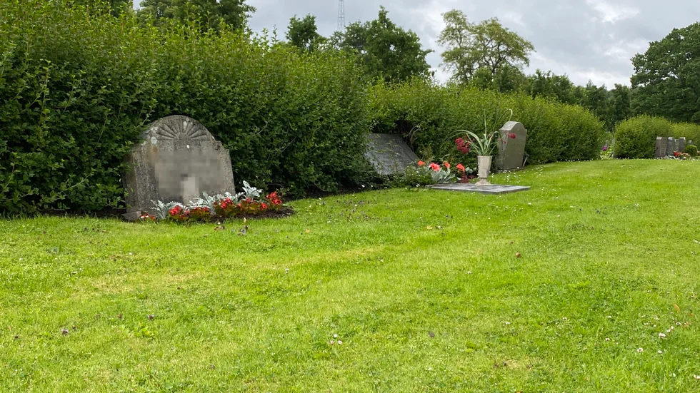 Under midsommarhelgen skedde skadegörelse på Motala Griftegård. Flera stenar har rubbats ur sitt läge. (bilden har redigerats).