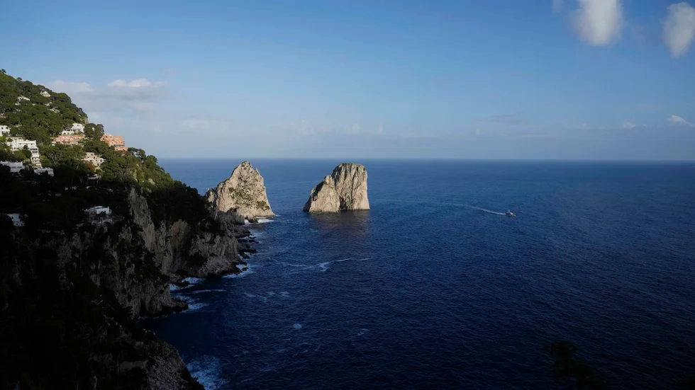 Utsikt över Medelhavet från den italienska ön Capri. Ön drabbades av en omfattande vattenläcka. Arkivbild.