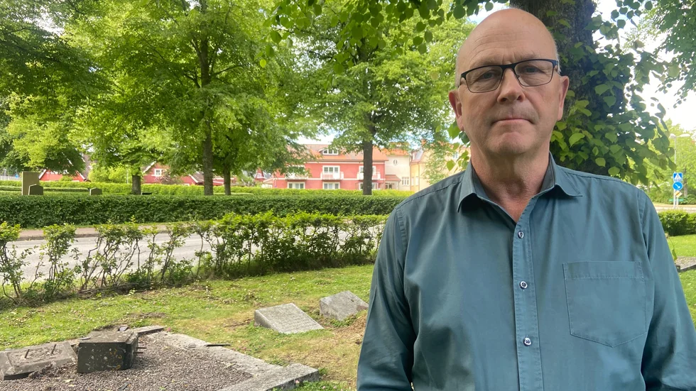 Alf Holmgren, förvaltningschef Strängnäs domkyrkoförsamling med Aspö, berättar att de jobbar så snabbt som möjligt med att återställa gravstenarna.