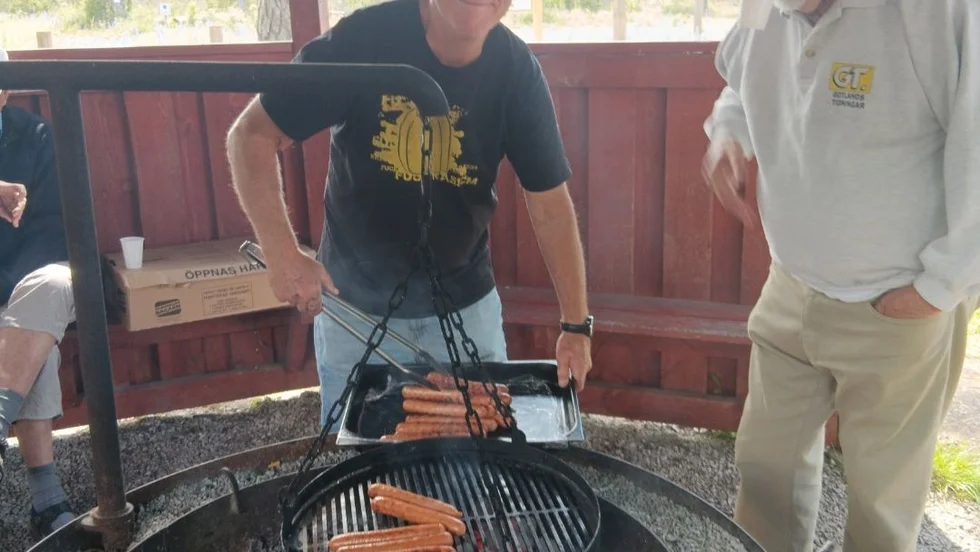Christer grillar under uppsikt av Lennart.