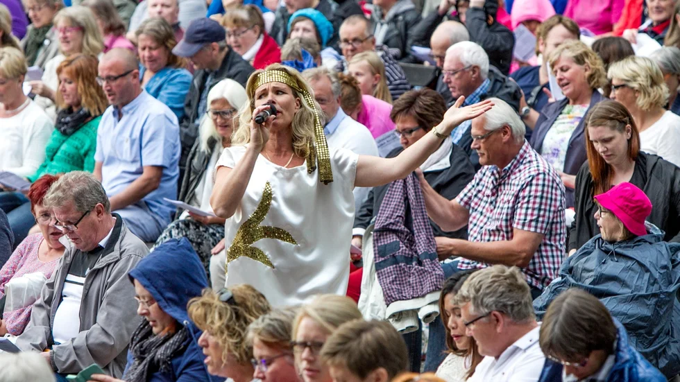 Några utflykter i bänkraderna blir det inte på torsdag. Ako har nyligen opererat höften och skickar därför ut två Akotarer med mikrofon.  