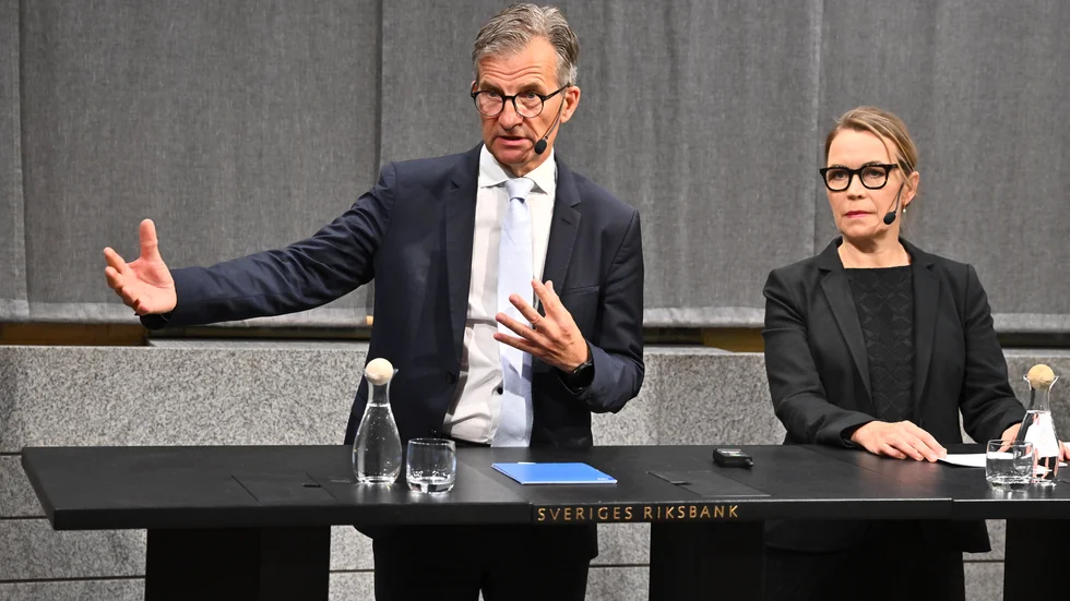 Att de sänker styrräntan igen är mycket sannnolikt. Men vilken månad det sker är föga viktigt. Riksbankens chef Erik Thedéen och avdelningschefen för penningpolitik Åsa Olli Segendorf.