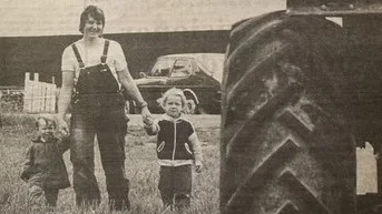 Bönderna kräver sommardagis! Traktorn ingen bra lekplats, anser Brita Lysholm, ordförande i LRF:s lokalavdelning i Infjärden här med barnen Ola, 4 år och Josefin 6 år.