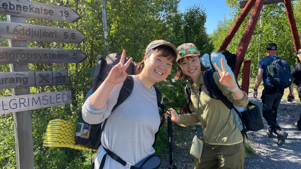 Tvillingpar på äventyr. Aya Kubushima och Megumi Kubushima ska gå från Nikkaluokta till Abisko. 