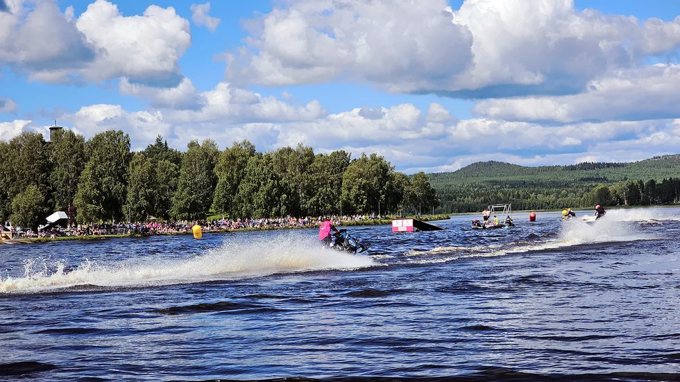 Watercross. Ombyggda snöskotrar körde på vatten när det tävlades i watercross i Boden. Anki Flygare-Nilsson fascinerades av spektaklet. "De var mycket skickliga förare, blev väldigt imponerad hur duktigt de framförde dessa skotrar.", skriver hon.