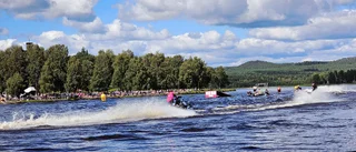 Läsarbilden: Skotrar på böljande blå