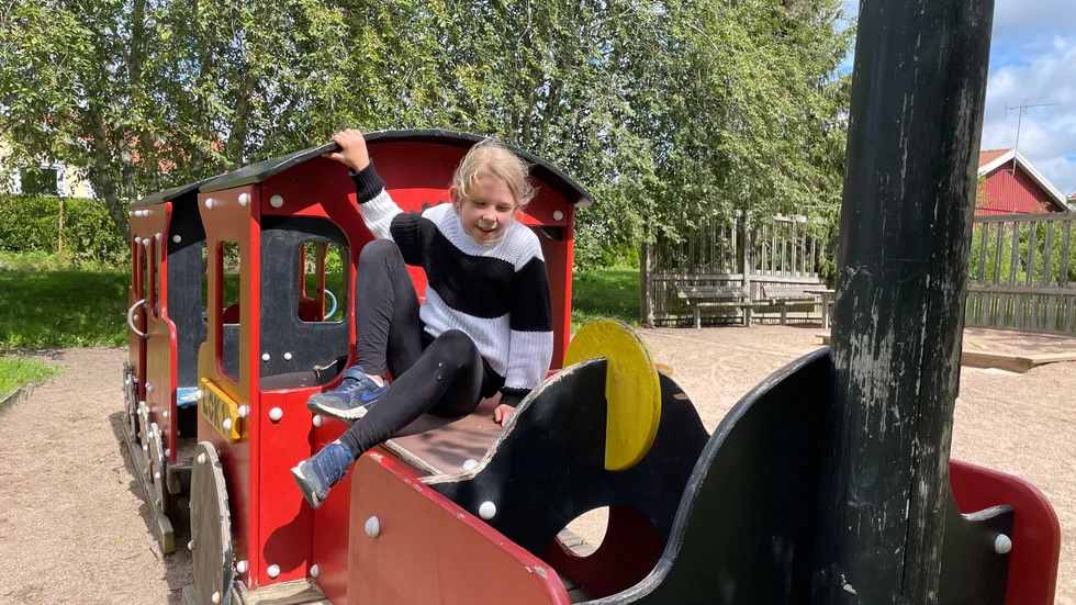 Freja leker på tåget i lekparken i Gersnäs allé.Tåget höjde betyget i lekparken till fem från Freja. 