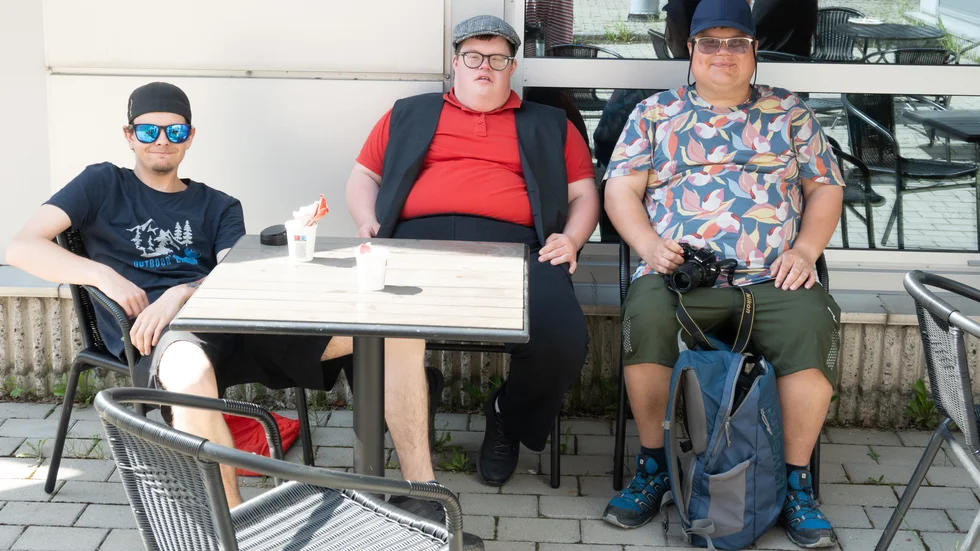 Niklas Andersson, Emil Johansson och Kenneth Lindmark har kommit till kommunhuset i Boden för att fira terminsslutet.