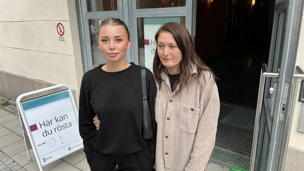 Marina och Angelica Larsson röstade på Nygatan.