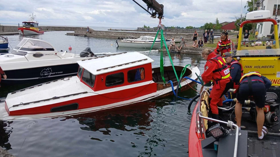 Bärgning pågår. Sjöräddningssällskapet Vadstena-Motala dokumenterade hela förloppet. 