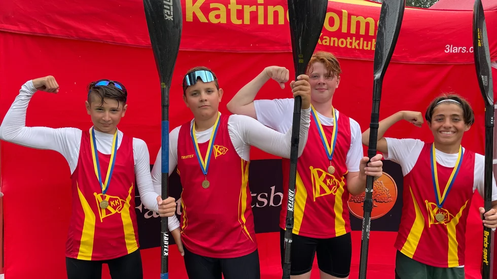 Katrineholms kanotklubb fortsätter vinna. Från vänster ses Konstantinos Mavratzotis, Viktor Tinín, William Olsson och Milad Alia efter att de tagit guld i K4 på distansen 2500 meter.
