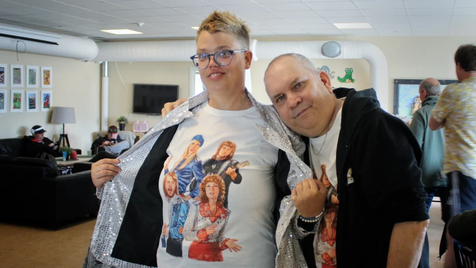 Cornelia Justegård och Perry Andersson har kommit till Daglig verksamhets semesterstängda lokaler för att sjunga karaoke.