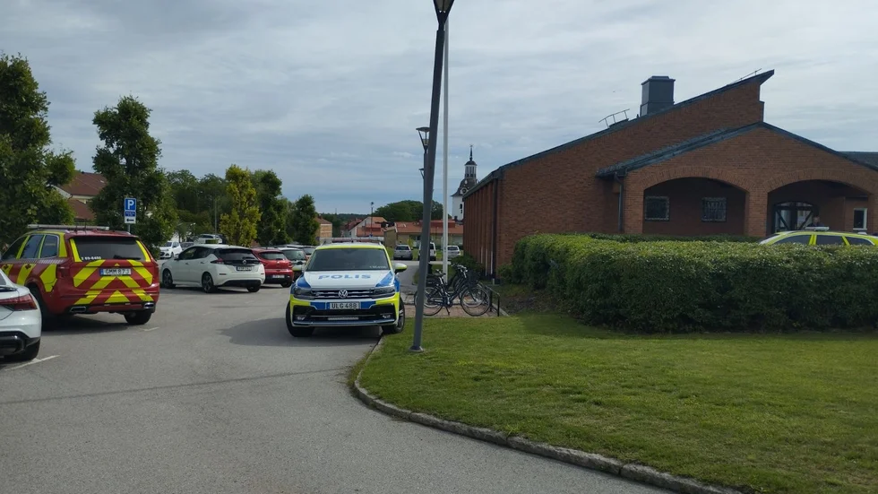 Polisinsats vid kommunhuset i Västervik.