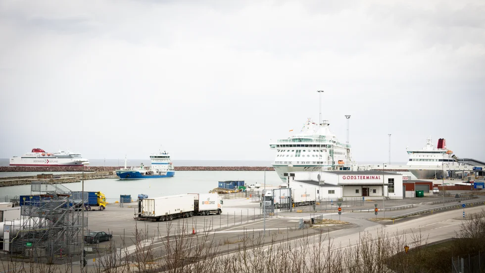 Det blev trångt i Visby hamn på söndagen när Birka Gotland tog upp en av kajplatserna. Ett av Destination Gotlands färjor fick helt enkelt vänta utanför hamnbassängen.