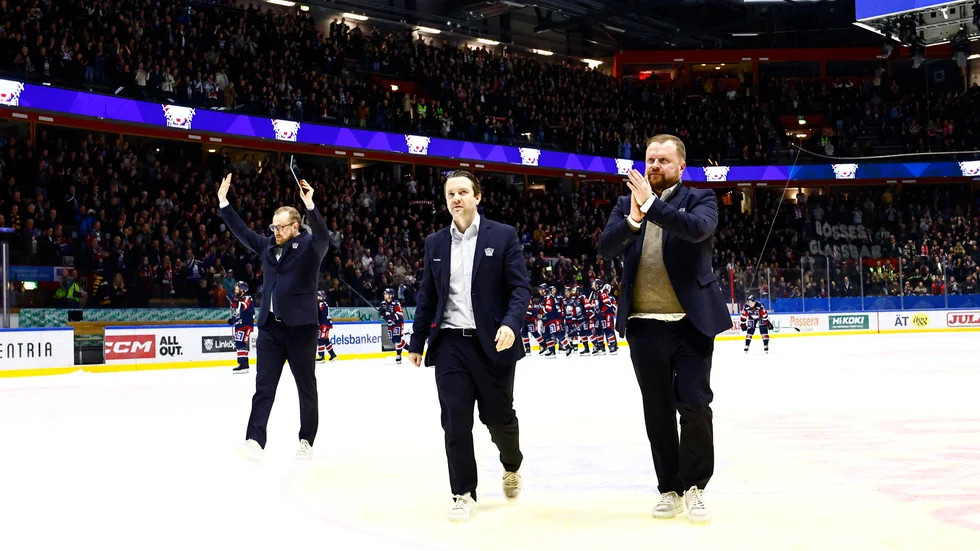 Klas Östman (till höger) och övriga LHC-tränare tackar publiken för stödet efter sista matchen i förra veckan. Nästa vecka samlas coacher och sportchefer för att utvärdera.