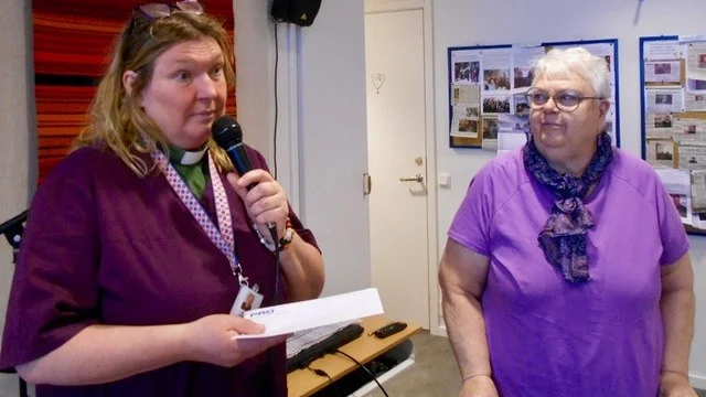 Ulrika Stenberg avtackas av ordförande Karin Nilsson.