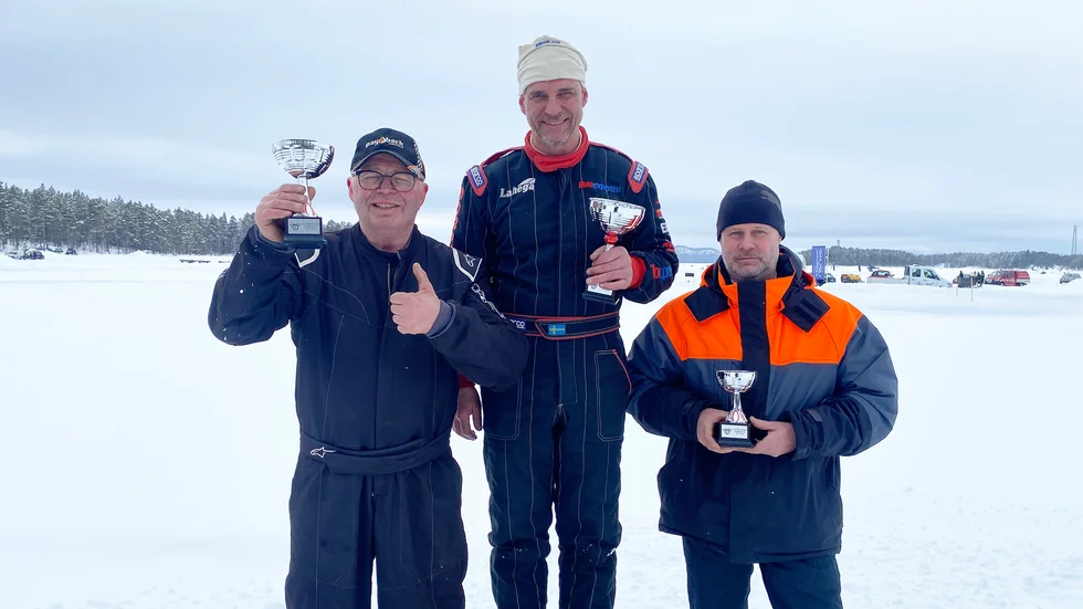 Martin Åberg, mitten, vann ett av heatet på hemmabanan i Arjeplog och tog också totalsegern i klassen kortnabb vid Is-SM. 