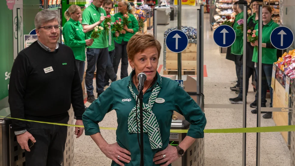 Barbro Nilsson talade på invigning av den nya butiken. Coop Norrbottens vd Peter Fjällborg var på plats för att klippa bandet.
